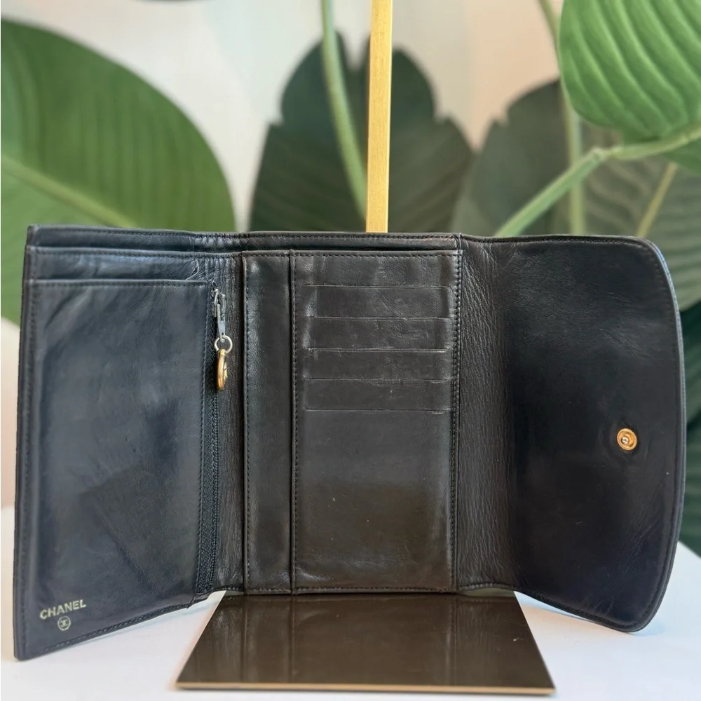 Chanel ‘Classic Flap wallet’ - Picture 8 of 16